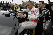 Lewis Hamilton a dat masina de Formula 1 pe una de NASCAR