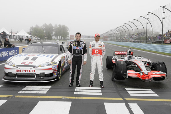 Lewis Hamilton a dat masina de Formula 1 pe una de NASCAR Lewis Hamilton a dat masina de Formula 1 pe una de NASCAR