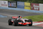 Lewis Hamilton a dat masina de Formula 1 pe una de NASCAR
