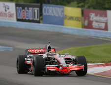 Lewis Hamilton a dat masina de Formula 1 pe una de NASCAR