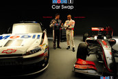 Lewis Hamilton a dat masina de Formula 1 pe una de NASCAR