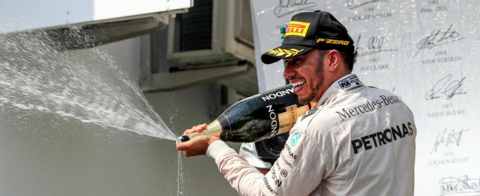 Lewis Hamilton a impuscat doi iepuri dintr-o lovitura dupa ce a castigat in Ungaria si a devenit lider in clasamentul general Lewis Hamilton a impuscat doi iepuri dintr-o lovitura dupa ce a castigat in Ungaria si a devenit lider in clasamentul general