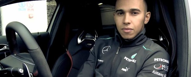 Lewis Hamilton se joaca cu noul Mercedes-Benz A45 AMG