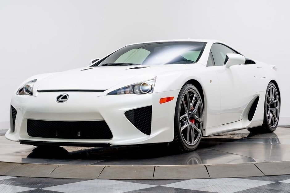 Lexus LFA detinut de Paris Hilton