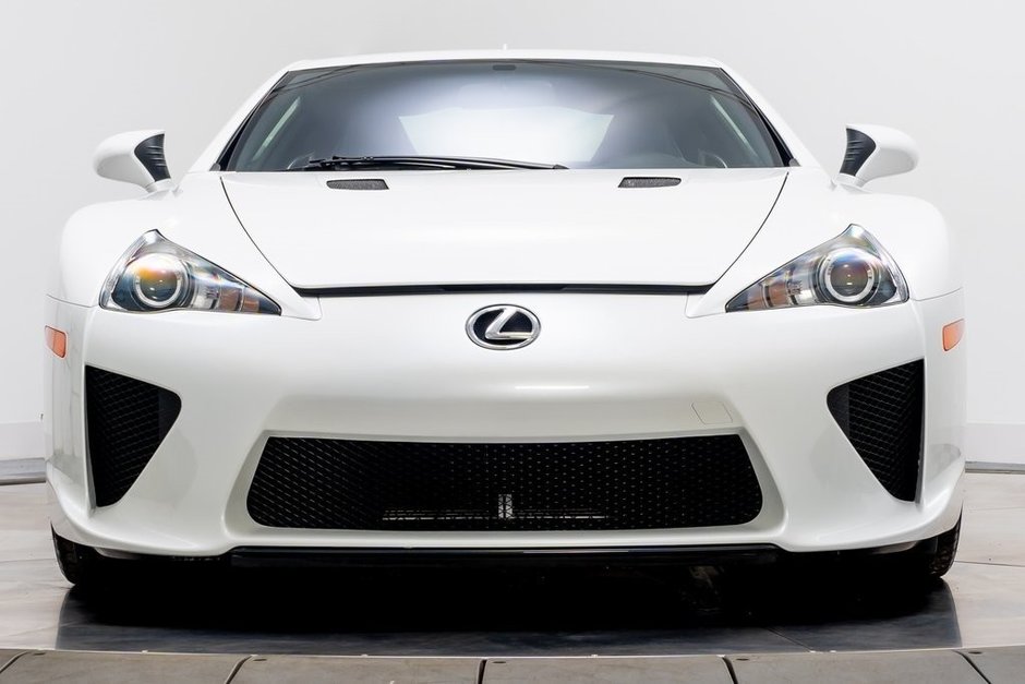 Lexus LFA detinut de Paris Hilton