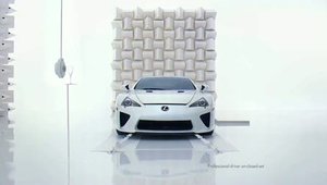 Lexus LFA versus pahar de sampanie