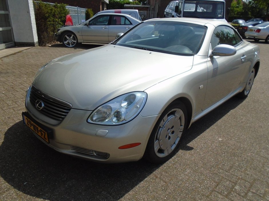 Lexus SC430 cu 491.402 km in bord