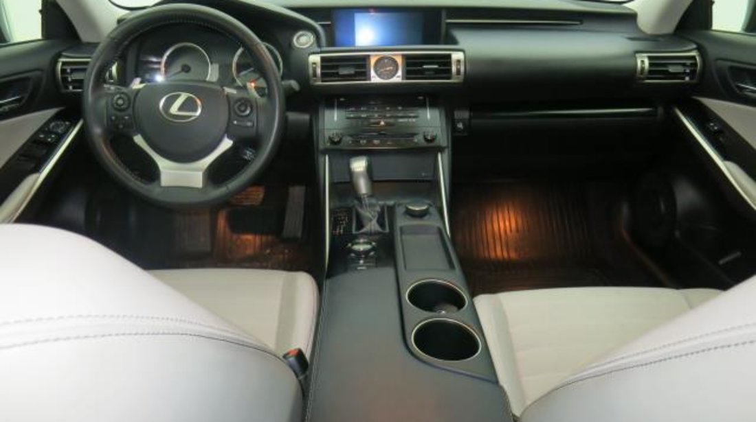 Lexus Seria IS IS200 250 V6 Business automatic 6+1 - 2.500 cc / 208 CP 2014