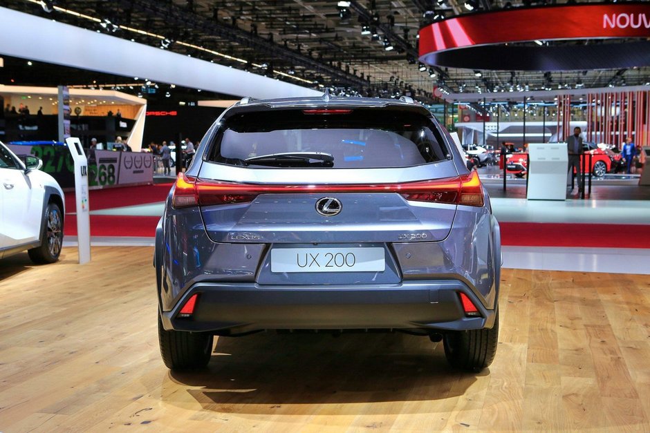 Lexus UX la Paris