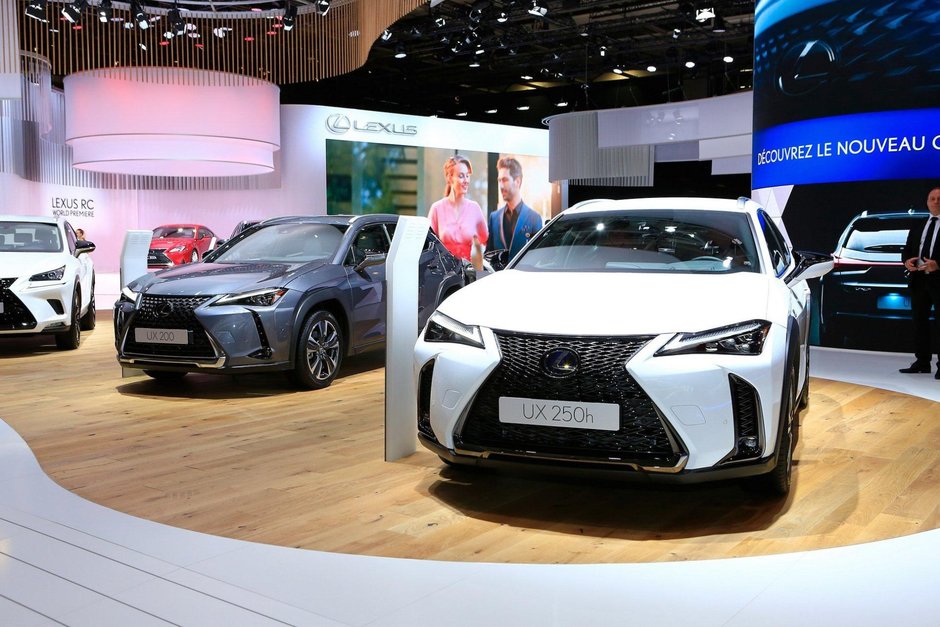 Lexus UX la Paris