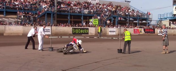 Limbo cu motocicleta poate fi cel mai tare sport pe care il poti face cu 2 roti