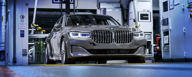 Limuzina care a impartit fanii BMW in doua intra in productie. Imagini cu Seria 7 facelift de pe linia de asamblare