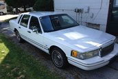 Lincoln Town Car cu 700 CP la roti