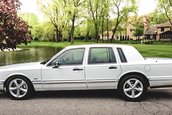 Lincoln Town Car cu 700 CP la roti