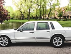 Lincoln Town Car cu 700 CP la roti