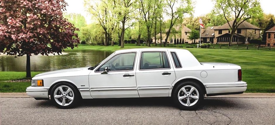 Lincoln Town Car cu 700 CP la roti