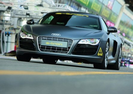 Livrare speciala de la Audi: R8 e-tron la 24 Hours of Le Mans Livrare speciala de la Audi: R8 e-tron la 24 Hours of Le Mans