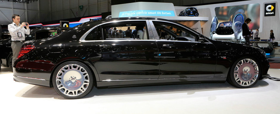 Lumea a facut coada la standul Brabus. Toti s-au inghesuit sa vada noua limuzina cu 900 de cai sub capota Lumea a facut coada la standul Brabus. Toti s-au inghesuit sa vada noua limuzina cu 900 de cai sub capota