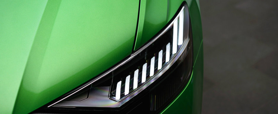 Lumea a facut coada la usa showroom-ului sa-l admire. El este unicul RS Q8 vopsit in Java Green Lumea a facut coada la usa showroom-ului sa-l admire. El este unicul RS Q8 vopsit in Java Green
