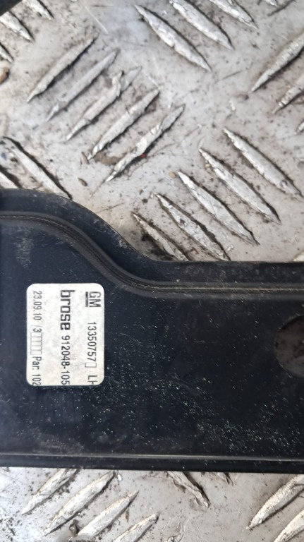 Macar geam usa stanga fata Opel Astra J 1.4 Turbo A14NET , transmisie manuala 6+1 , an 2011 cod 1335...