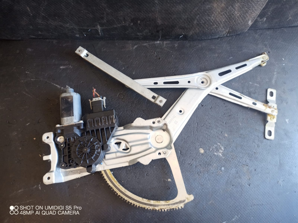 Macara cu motoras geam stânga fata OPEL ZAFIRA B COD - A337013132220