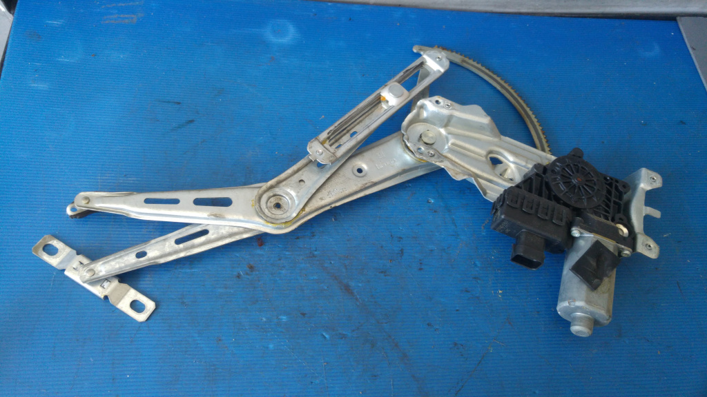 Macara cu motoras usa stanga fata opel zafira a 90579571