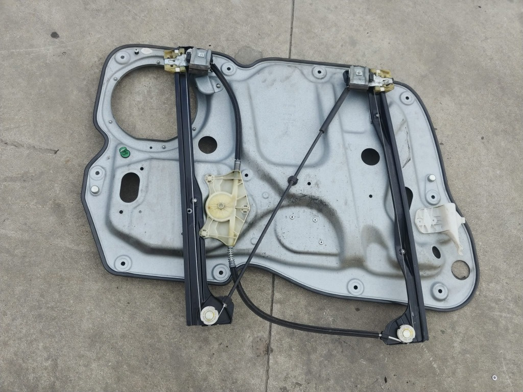 Macara dreapta fata vw caddy 3 1t0837756l 2k1837752bs