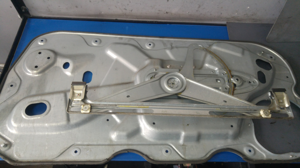Macara dreapta ford focus 2 2 usi 4m51-b045h16-aa