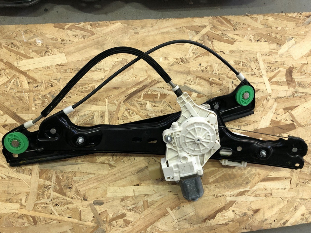 Macara geam dreapta fata Bmw E91 318d combi 2008 (7060266S)