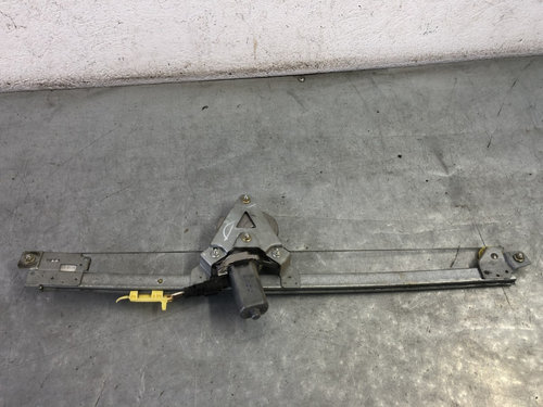 Macara geam dreapta fata Nissan Primastar Trafic Vivaro 2.0 Dci, sedan 2007 (cod intern: 75346)