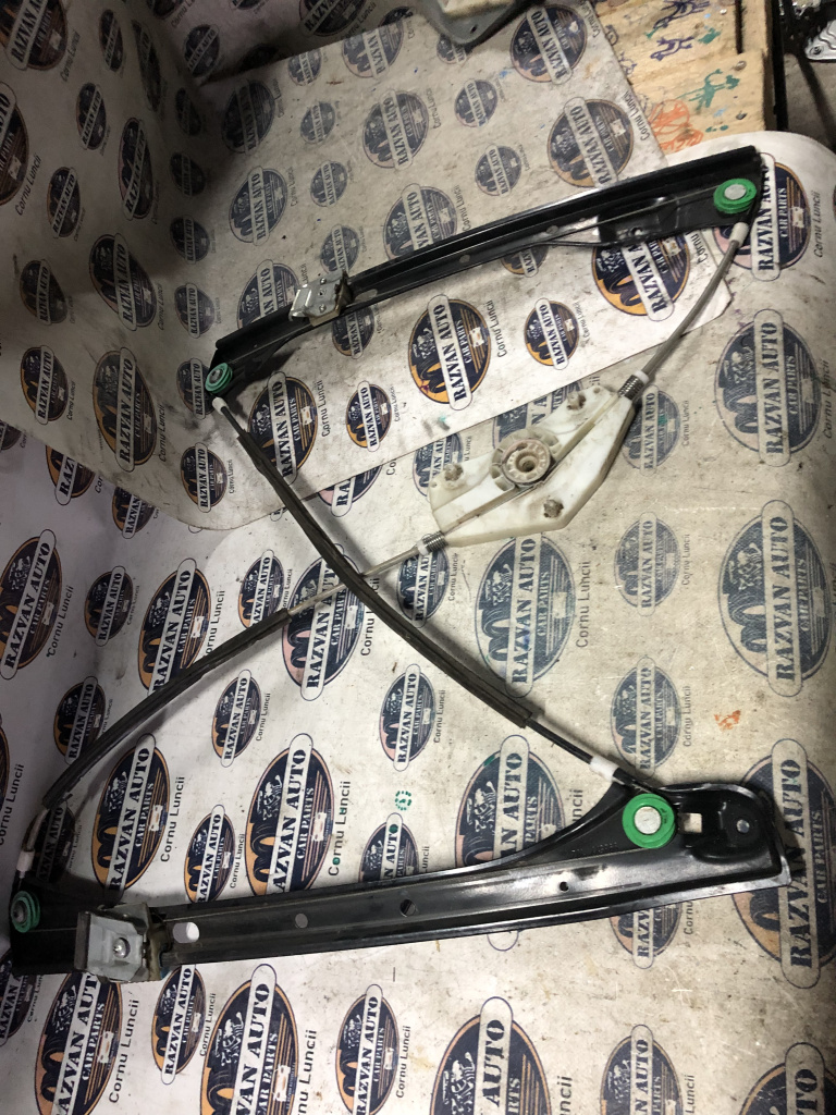 Macara geam dreapta fata Volkswagen Golf 5 Plus 2007