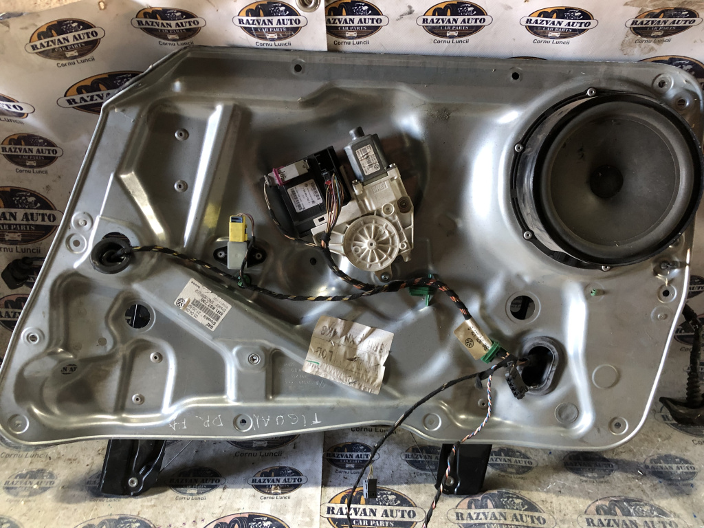 Macara geam dreapta fata Volkswagen Tiguan 2008, 5N1837730
