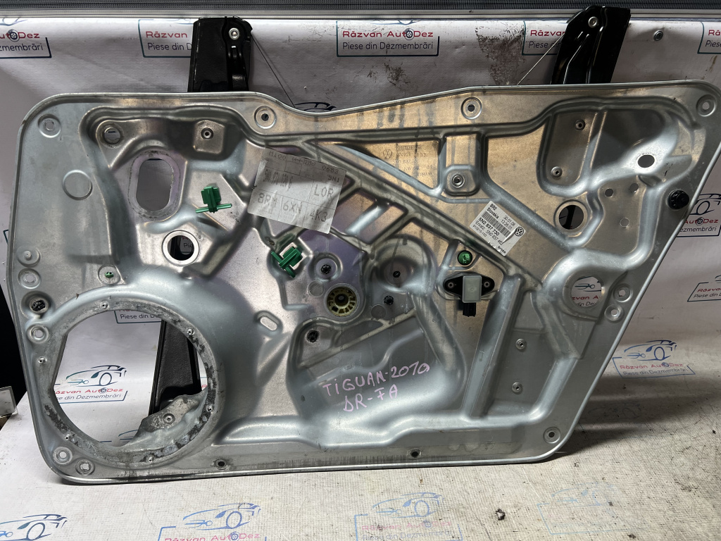 Macara geam dreapta fata Volkswagen Tiguan 2010, 5N2837730