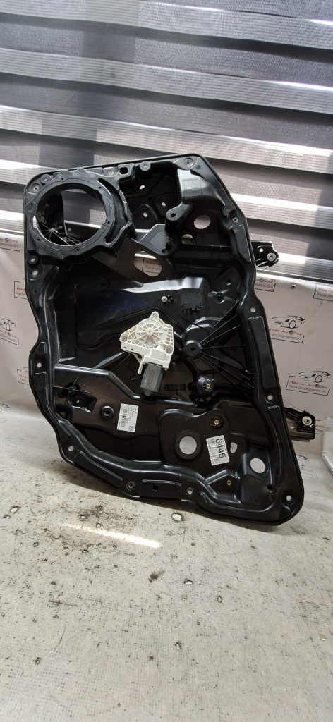 Macara geam dreapta fata Volkswagen Touareg - Motorina 2012, 7P6837756C