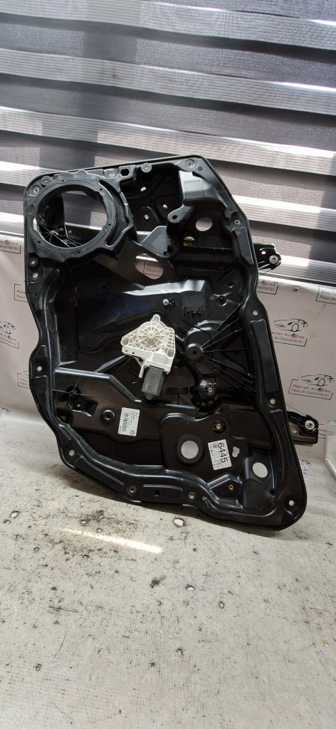 Macara geam dreapta fata Volkswagen Touareg - Motorina 2012, 7P6837756C