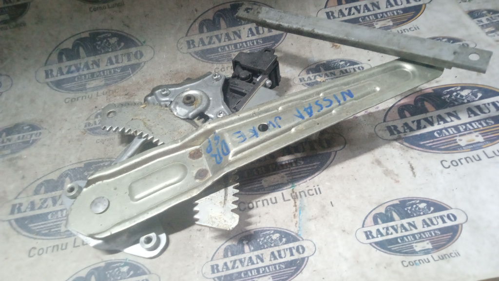 Macara geam dreapta spate Nissan Juke 2011