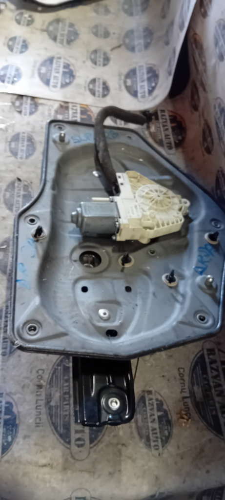 Macara geam dreapta spate Skoda Superb 2 2012