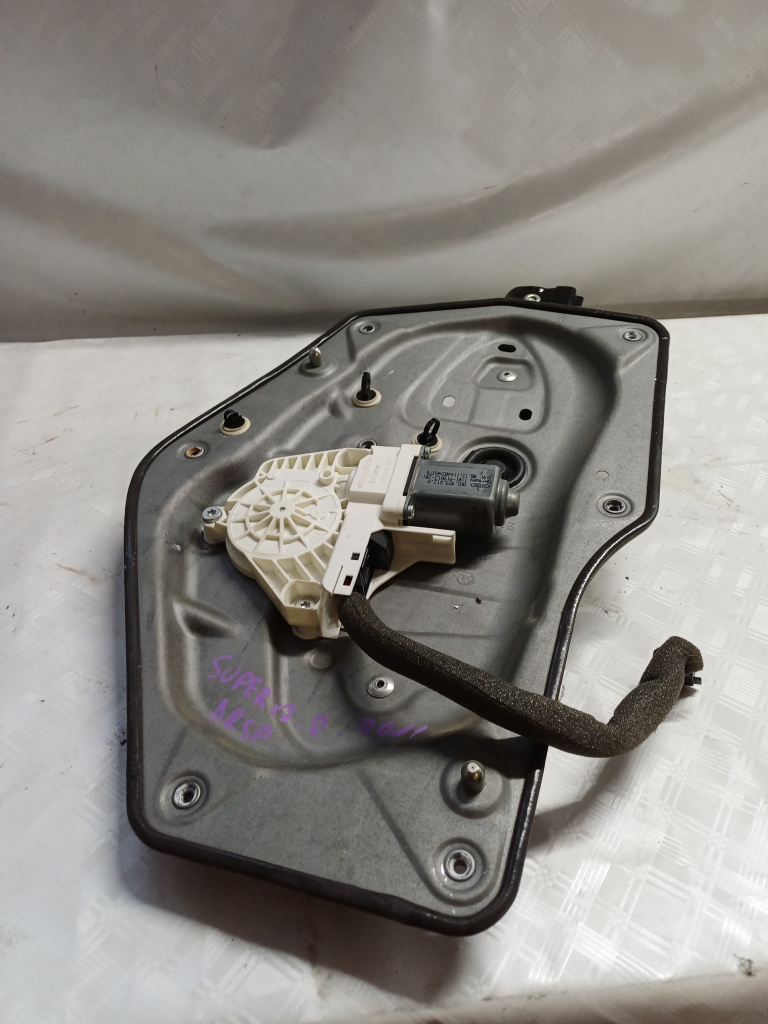 Macara geam dreapta spate Skoda Superb 2 - Motorina 2010, 8K0959812A