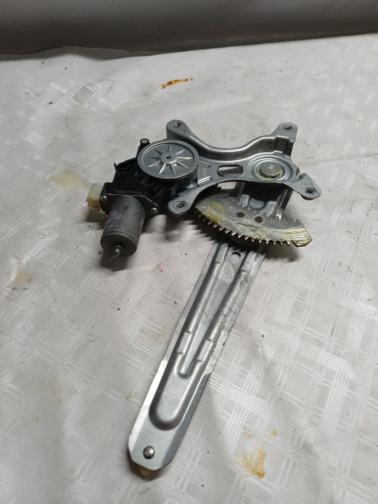 Macara geam dreapta spate Suzuki SX4 - Motorina 2014, 8353061M00