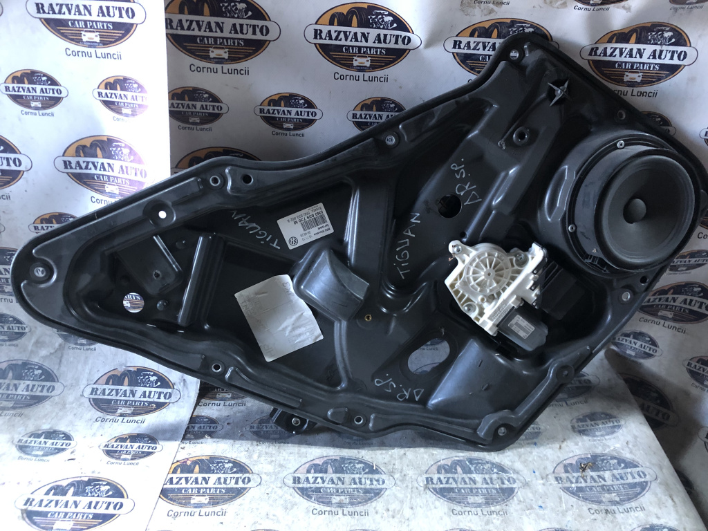 Macara geam dreapta spate Volkswagen Tiguan 2010, 5N0839730M