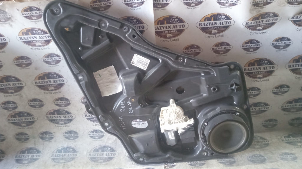 Macara geam dreapta spate Volkswagen Tiguan 2012, 5N0839730F