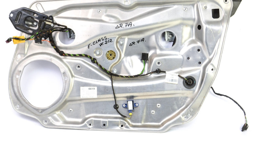 Macara Geam Fata,dreapta,Electrica Mercedes-Benz E-CLASS (W212) 2009 - Prezent A2128201102, A 212 820 11 02, A2047200279, A 204 720 02 79, A2125400432, A 212 900 41 02, A2128205210, A 212 820 52 10, A2047201835, A 204 720 18 35, A2129067000, A 212 90