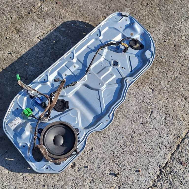 Macara Geam Fata,dreapta Volvo C30 2006 - 2013 Motorina 998466104, RH983165102, 983165102RH, 8679979, RH998466-104, 3072404S, 5WK42523, 973580100, 1319174, 070223C