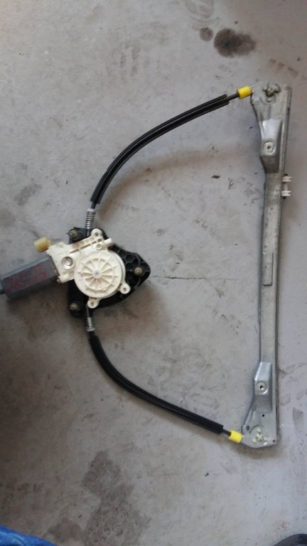 Macara geam stanga fata renault clio 2003 in 4 usi