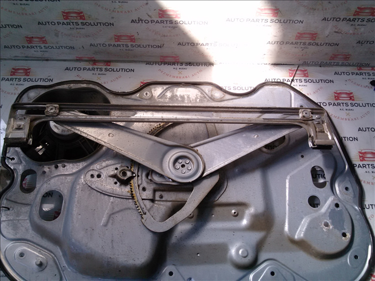 Macara geam usa dreapta fata FORD FOCUS 2 an fabr. 2009