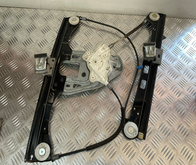 Macara macara geam stanga fata A2037202946 Mercedes-Benz C-Class W203 [2000 - 2004]