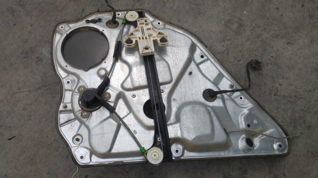 Macara manuala dreapta spate vw polo 9n 6q4839402