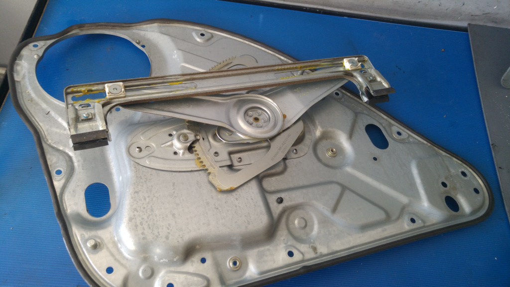 Macara manuala geam dreapta spate ford focus 2 3m51-r27001-ad