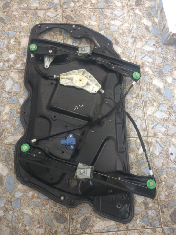 Macara stanga fata Volkswagen VW Passat B6 [2005 - 2010] wagon 5-usi 2.0 TDI MT (140 hp) (3C5)
