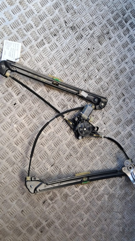 Macara usa dreapta fata Vw Golf 7 1.6 TDI hatchback cod motor CLH , an 2013 cod 5G4873462G/ 5Q0959802B